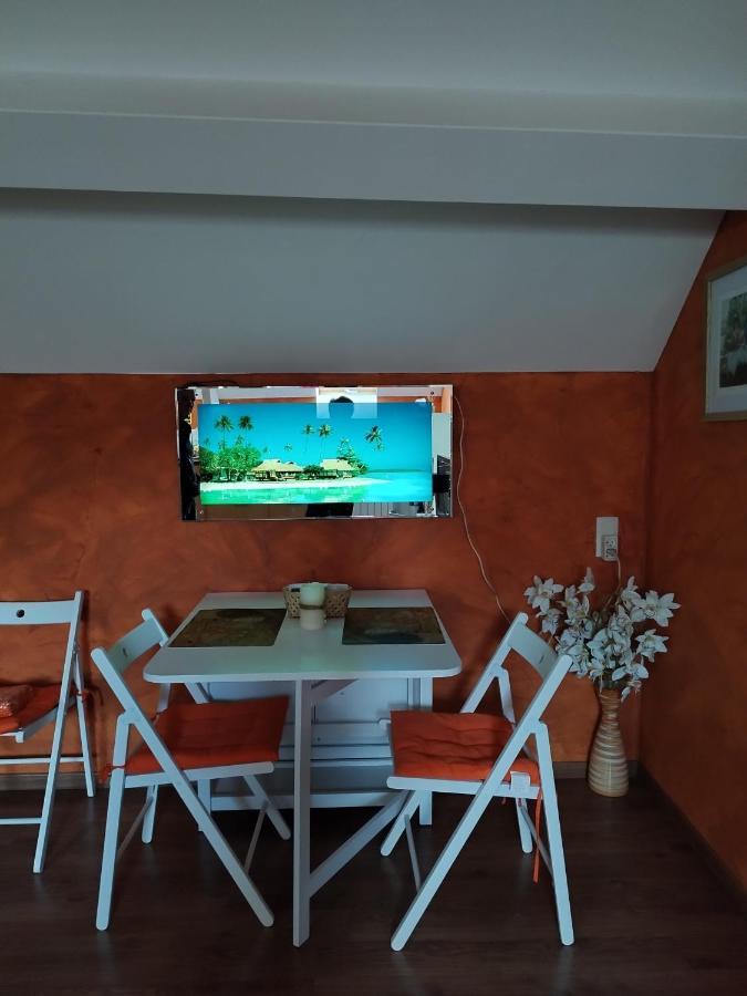 Bienvenue Au Fare Hibiscus Apartment Corrombles Exterior photo