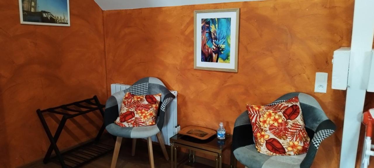Bienvenue Au Fare Hibiscus Apartment Corrombles Exterior photo